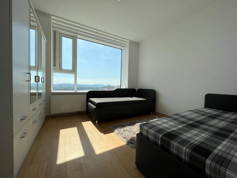 NUERA︱PANORAMA CITY- Veľký 3-izbový byt s výhľadom na hrad - Svetlá izba v 3-izbovom byte, obsahuje pohovku, šatník a výhľad cez veľké okno.