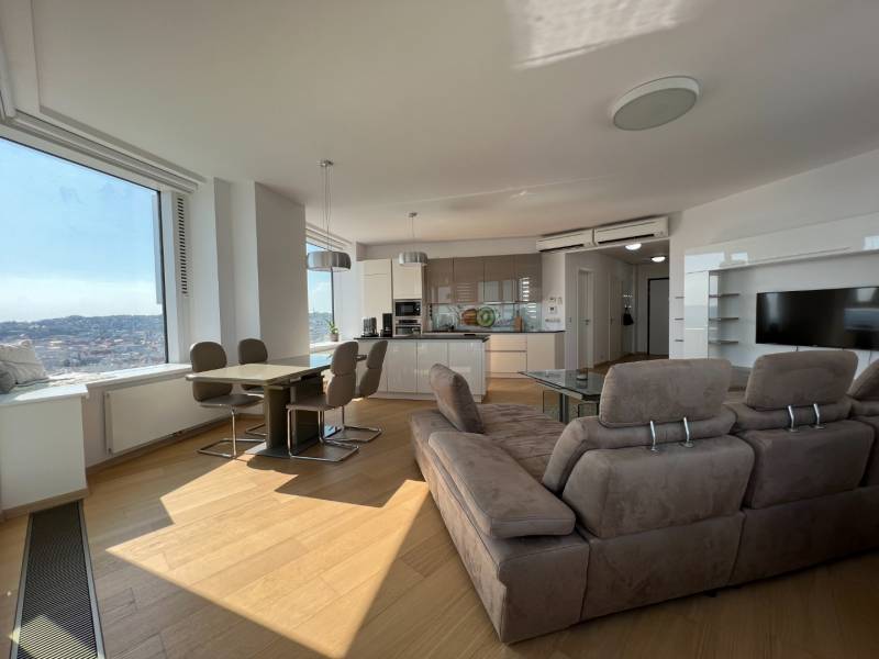 NUERA︱PANORAMA CITY- Veľký 3-izbový byt s výhľadom na hrad - 3-izbový byt s podlahou s dreveným dekorom, vkusný nábytok, veľké okná a prírodné svetlo.