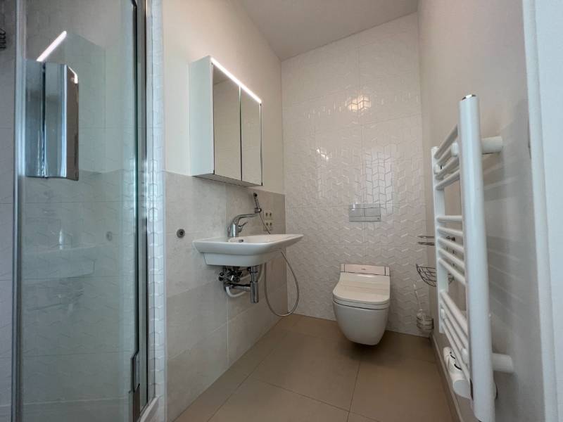 NUERA︱PANORAMA CITY- Veľký 3-izbový byt s výhľadom na hrad - Kúpeľňa v 3-izbovom byte s umývadlom, sprchou a rebríkovým radiátorom.