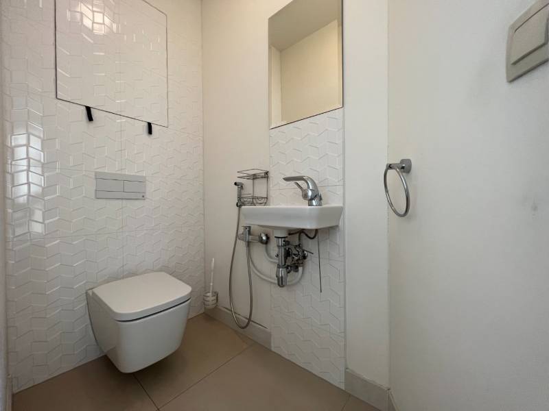 NUERA︱PANORAMA CITY- Veľký 3-izbový byt s výhľadom na hrad - Toaleta s podomietkovým zásobníkom a malým umývadlom v 3-izbovom byte.