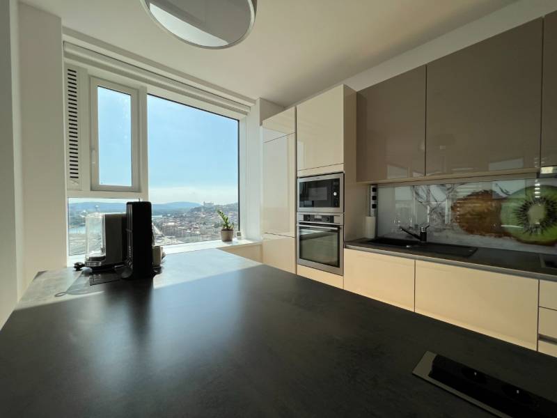 NUERA︱PANORAMA CITY- Veľký 3-izbový byt s výhľadom na hrad - Kuchyňa v 3-izbovom byte s modernou pracovnou doskou a výhľadom na mesto.