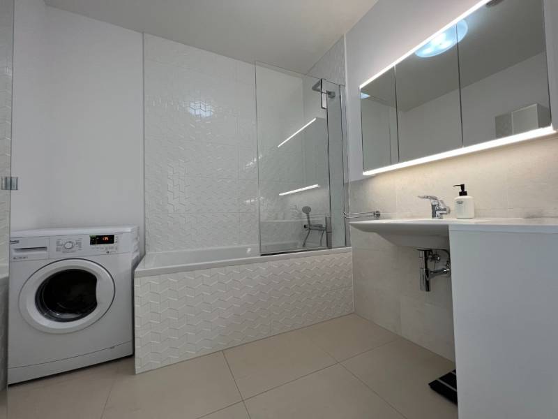 NUERA︱PANORAMA CITY- Veľký 3-izbový byt s výhľadom na hrad - Kúpeľňa v 3-izbovom byte s vaňou, práčkou a veľkým zrkadlom.