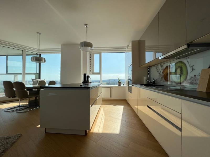 NUERA︱PANORAMA CITY- Veľký 3-izbový byt s výhľadom na hrad - Kuchyňa v 3-izbovom byte s podlahou s dreveným dekorom a veľkými oknami.