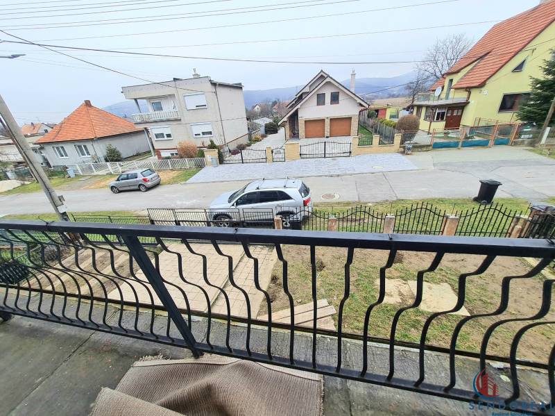 5.izb RD Čereňany pozemok 1028m - Pohľad z balkóna rodinného domu na Višňovej ulici v Čereňanoch.