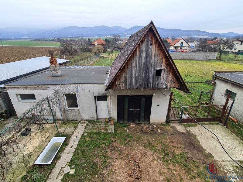 5.izb RD Čereňany pozemok 1028m - Rodinný dom v Čereňanoch na Višňovej ulici s pozemkom a výhľadom na hory.