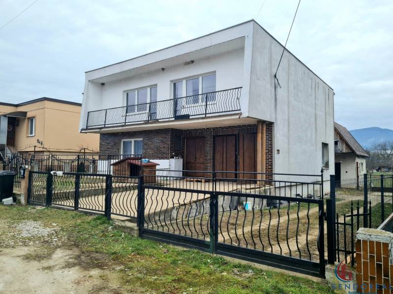 5.izb RD Čereňany pozemok 1028m - Rodinný dom na Višňovej ulici v Čereňanoch, s balkónom a predzáhradkou.