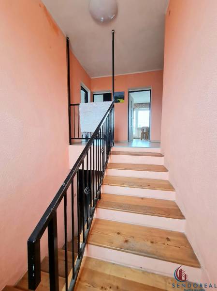 5.izb RD Čereňany pozemok 1028m - Schodisko v rodinnom dome s podlahou s dreveným dekorom a zábradlím.