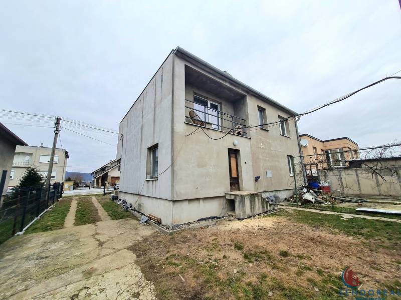 5.izb RD Čereňany pozemok 1028m - Rodinný dom na Višňovej ulici v Čereňanoch s dvomi poschodiami a záhradou.