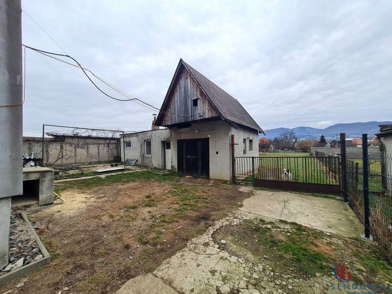 5.izb RD Čereňany pozemok 1028m - Rodinný dom na Višňovej ulici v Čereňanoch s dvorom a záhradou.
