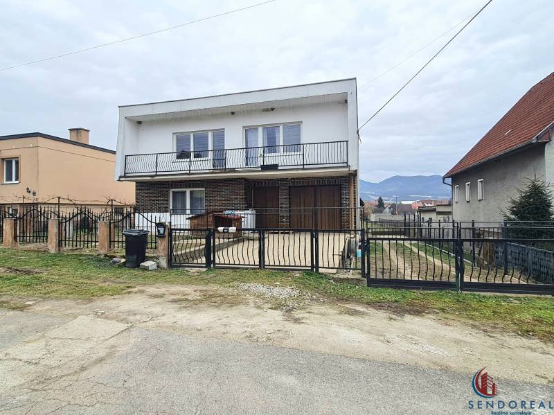 5.izb RD Čereňany pozemok 1028m - Rodinný dom na Višňovej ulici v Čereňanoch s balkónom a upravenou záhradou.