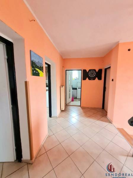 5.izb RD Čereňany pozemok 1028m - Chodba v rodinnom dome s dlažbou, oranžovými stenami a nástennou dekoráciou.