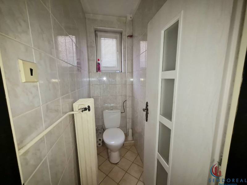 5.izb RD Čereňany pozemok 1028m - Kúpeľňa v rodinnom dome s toaletou, radiátorom a dlaždicovou podlahou.