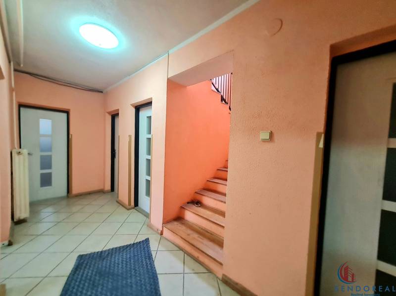 5.izb RD Čereňany pozemok 1028m - Chodba so schodiskom a dverami, obklady v rodinnom dome.