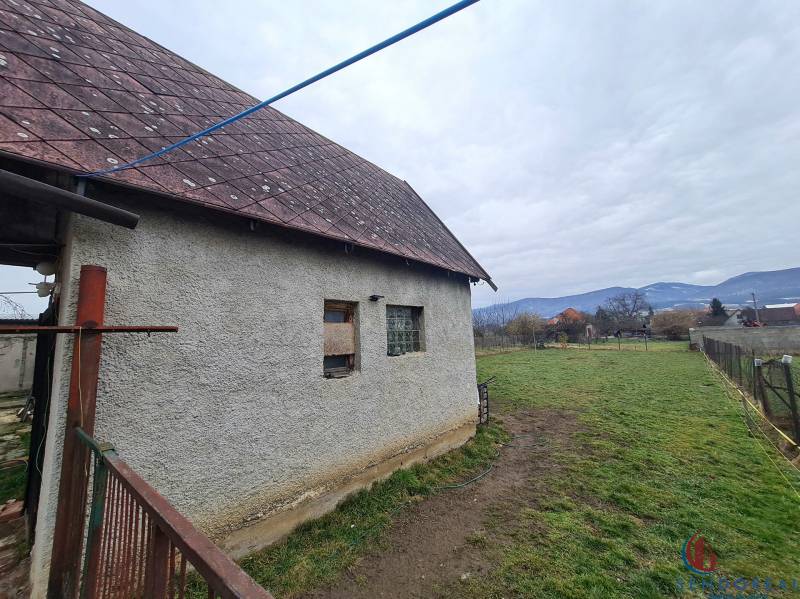 5.izb RD Čereňany pozemok 1028m - Rodinný dom na Višňovej ulici v Čereňanoch s veľkým trávnatým pozemkom.