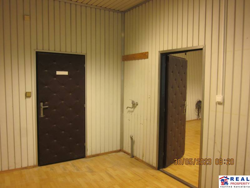 KOŠICE, NAD JAZEROM - Napájadlá: Malý SKLAD 13,2 m2 alebo kancelária - Interiér skladov a hál s podlahou s dreveným dekorom a čalúnenými dverami.