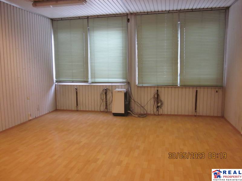 KOŠICE, NAD JAZEROM - Napájadlá: Malý SKLAD 13,2 m2 alebo kancelária - Miestnosť so žalúziami a podlahou s dreveným dekorom, Sklady a haly.