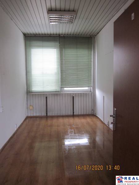 KOŠICE, NAD JAZEROM - Napájadlá: Malý SKLAD 13,2 m2 alebo kancelária - Izba s oknom, žalúziami a podlahou s dreveným dekorom v Skladoch a halách.