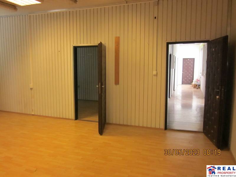 KOŠICE, NAD JAZEROM - Napájadlá: Malý SKLAD 13,2 m2 alebo kancelária - Interiér Skladov a hál s podlahou s dreveným dekorom a panelovými stenami.