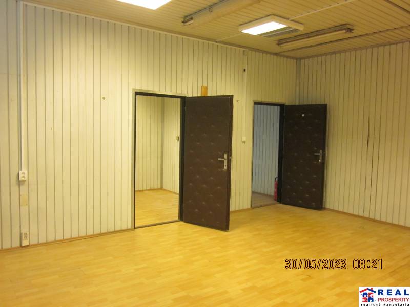 KOŠICE, NAD JAZEROM - Napájadlá: Malý SKLAD 13,2 m2 alebo kancelária - Interiér s podlahou s dreveným dekorom a panelovými stenami v Skladoch a halách.