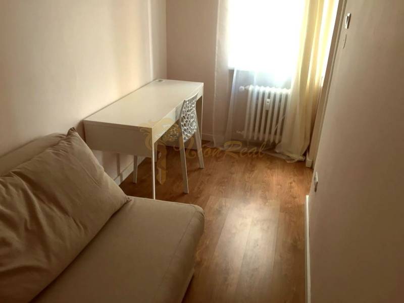 4-izb.byt v centre mesta, Obchodná ul., BA I - Staré Mesto, 2 x balkón - Útulná izba s písacím stolom, pohovkou a podlahou s dreveným dekorom v 4-izbovom byte.