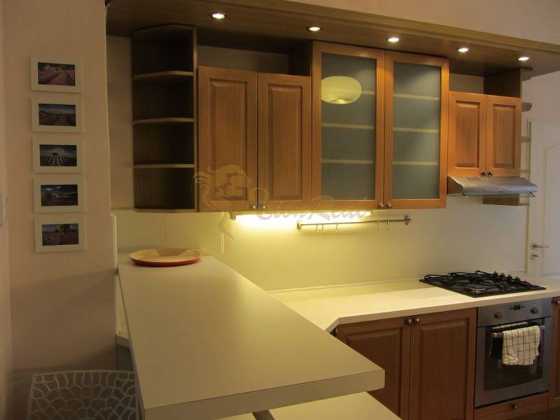 4-izb.byt v centre mesta, Obchodná ul., BA I - Staré Mesto, 2 x balkón - Kuchyňa v 4-izbovom byte s drevenými skrinkami a varnou doskou.