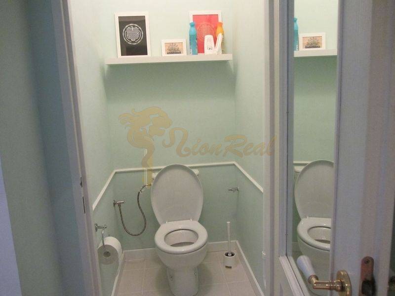 4-izb.byt v centre mesta, Obchodná ul., BA I - Staré Mesto, 2 x balkón - Toaleta so zrkadlom a poličkou v 4-izbovom byte.