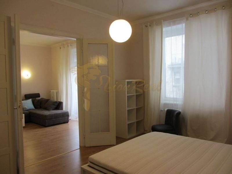 4-izb.byt v centre mesta, Obchodná ul., BA I - Staré Mesto, 2 x balkón - Spálňa v 4-izbovom byte s podlahou s dreveným dekorom a priestrannými oknami.