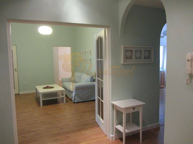 4-izb.byt v centre mesta, Obchodná ul., BA I - Staré Mesto, 2 x balkón - Obývací priestor v 4-izbovom byte s podlahou s dreveným dekorom a jemne zelenými stenami.