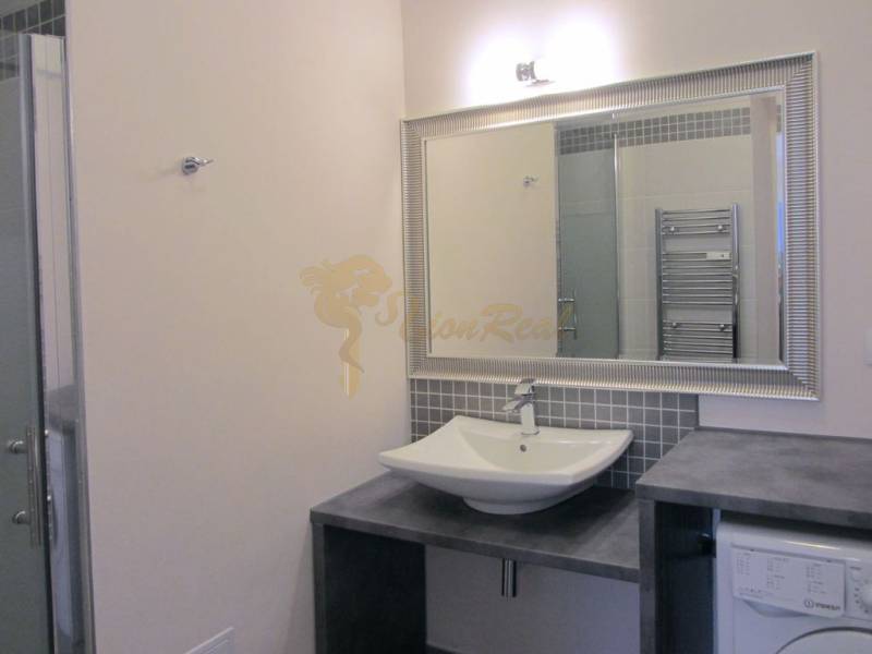 4-izb.byt v centre mesta, Obchodná ul., BA I - Staré Mesto, 2 x balkón - Kúpeľňa so zrkadlom, umývadlom, práčkou v 4-izbovom byte.