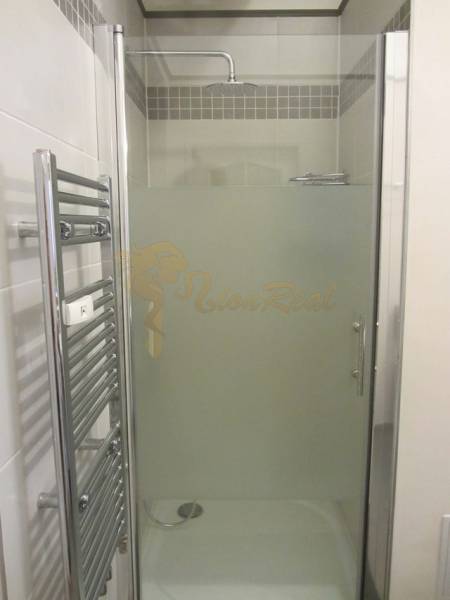 4-izb.byt v centre mesta, Obchodná ul., BA I - Staré Mesto, 2 x balkón - Sprchový kút s posuvnými dverami a chrómovým sušiakom v 4-izbovom byte.