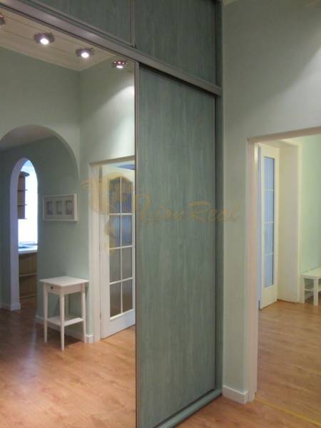 4-izb.byt v centre mesta, Obchodná ul., BA I - Staré Mesto, 2 x balkón - Chodba v 4-izbovom byte s podlahou s dreveným dekorom a vstavanými skriňami.