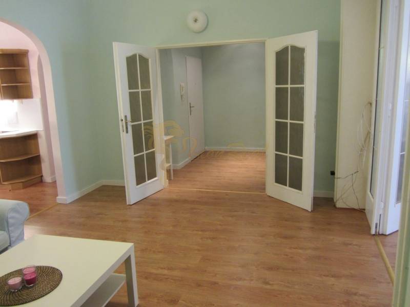 4-izb.byt v centre mesta, Obchodná ul., BA I - Staré Mesto, 2 x balkón - Interiér 4-izbového bytu s podlahou s dreveným dekorom a presklenými dverami.