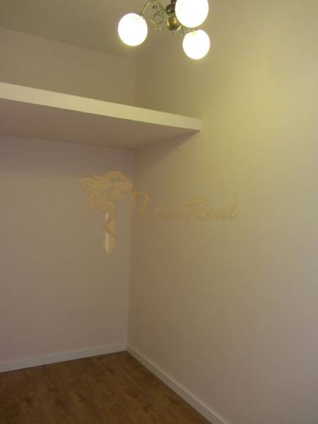 4-izb.byt v centre mesta, Obchodná ul., BA I - Staré Mesto, 2 x balkón - Izba v 4-izbovom byte s podlahou s dreveným dekorom a svietidlom.