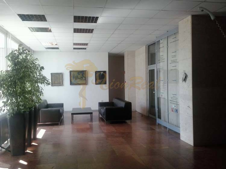 Kancelárie, Drieňová ul., Ružinov 25 m2 - Kancelárie s posedením, obrazmi na stene a sklenenými dverami v interiéri.