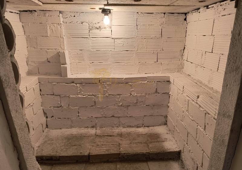 Garáž Púpavova, Karlova Ves + pivnica - Malá pivnica so svetlom, postavená z tehál na ulici Púpavová, vedľa garáže.