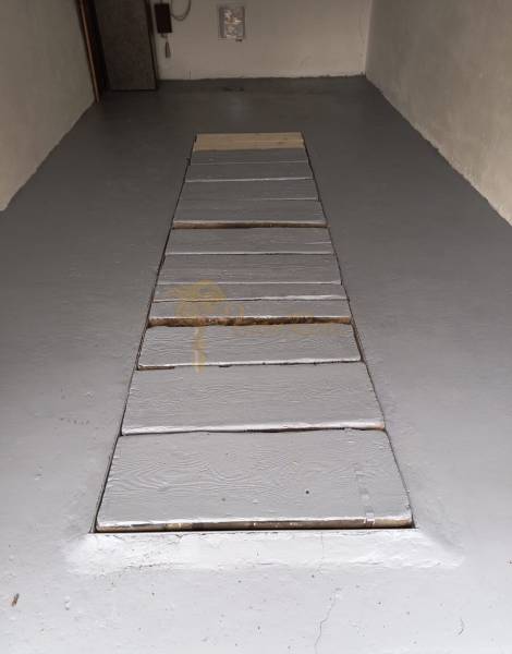 Garáž Púpavova, Karlova Ves + pivnica - Garáž s dreveným krytom na ulici Púpavová a podlaha s dierou.