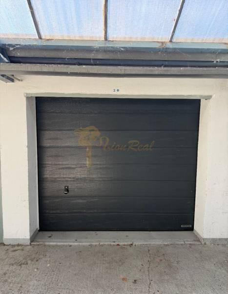 Garáž ul. Eisnerova, Devínska Nová Ves - Garáž na Eisnerovej ulici v Bratislave – Devínska Nová Ves s plechovou bránou.