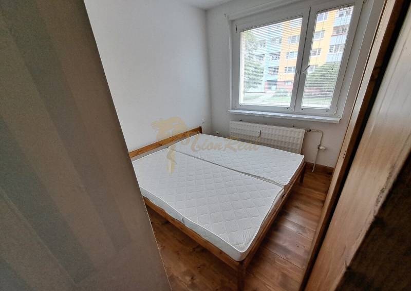 3-izb. byt, Haanova, BA V - Petržalka, kompletná rekonštrukcia - Spálňa v 3-izbovom byte na ulici Haanova s drevenou podlahou a matracmi.