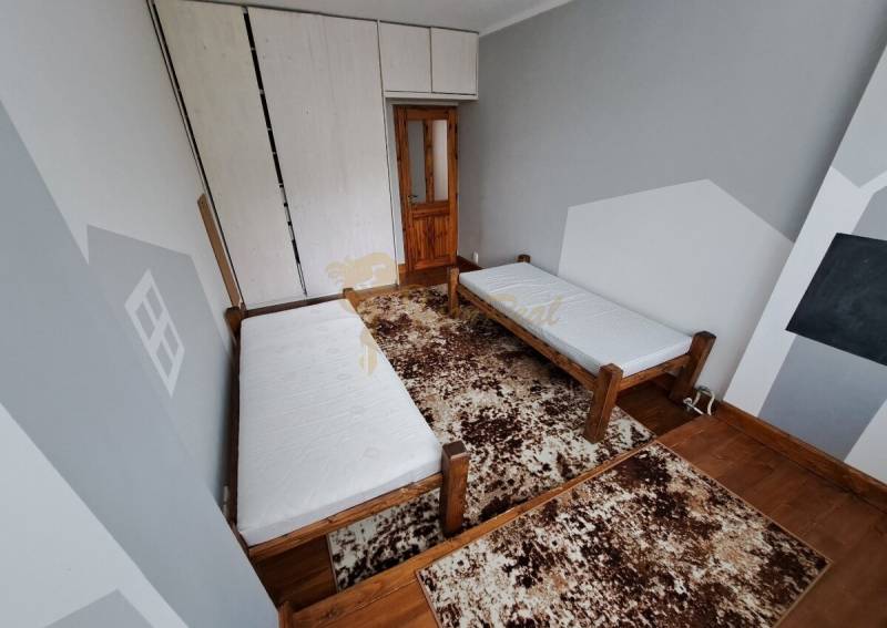 3-izb. byt, Haanova, BA V - Petržalka, kompletná rekonštrukcia - Na ulici Haanova sa nachádza 3-izbový byt so vstavanou skriňou a posteľami.