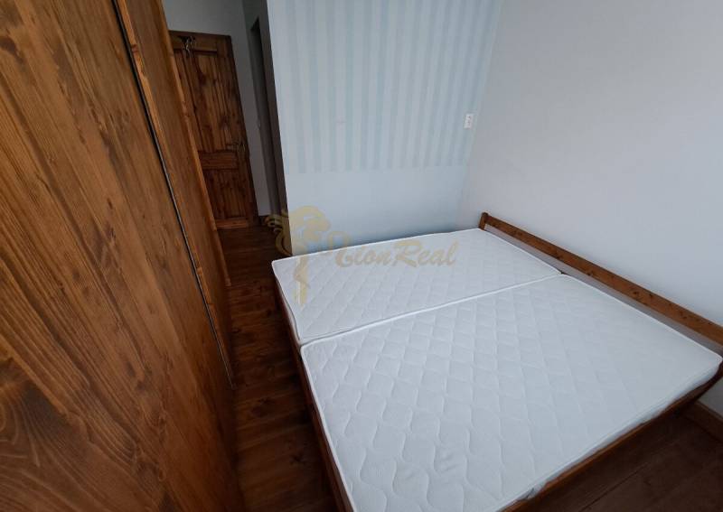 3-izb. byt, Haanova, BA V - Petržalka, kompletná rekonštrukcia - Spálňa s drevenou posteľou a matracmi na ulici Haanova v 3-izbovom byte.