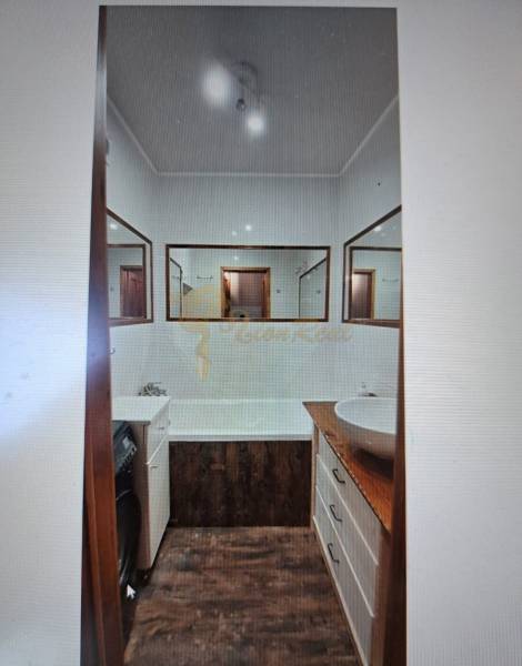 3-izb. byt, Haanova, BA V - Petržalka, kompletná rekonštrukcia - Kúpeľňa s vaňou, zrkadlami a drevenými detailmi v 3-izbovom byte na ulici Haanova.