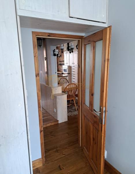 3-izb. byt, Haanova, BA V - Petržalka, kompletná rekonštrukcia - Na obrázku sú drevené dvere v 3-izbovom byte na ulici Haanova.