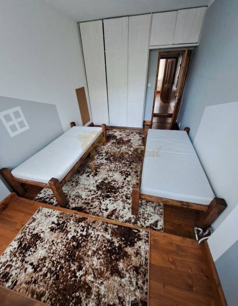 3-izb. byt, Haanova, BA V - Petržalka, kompletná rekonštrukcia - Izba v 3-izbovom byte na ulici Haanova, obsahuje dve postele a svetlú skriňu.