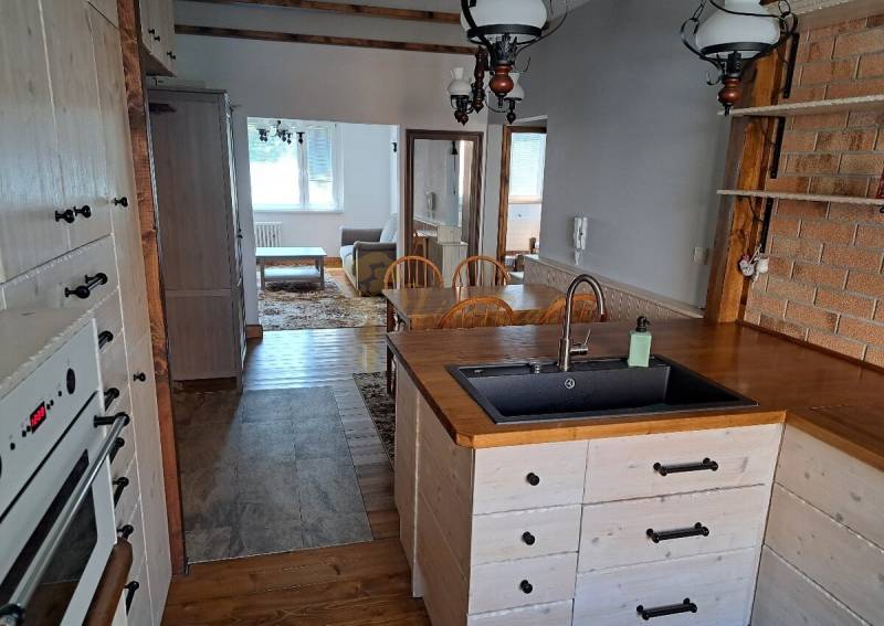 3-izb. byt, Haanova, BA V - Petržalka, kompletná rekonštrukcia - Kuchyňa v 3-izbovom byte na ulici Haanova, so svetlým interiérom a dreveným nábytkom.