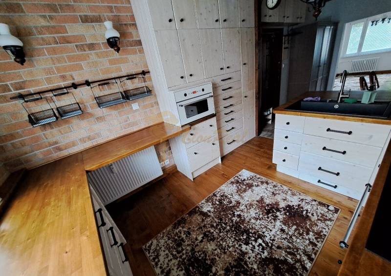 3-izb. byt, Haanova, BA V - Petržalka, kompletná rekonštrukcia - Rustikálna kuchyňa s tehlovým obkladom na ulici Haanova v 3-izbovom byte.