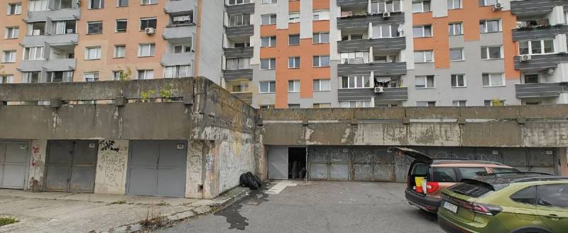 Garáž, Dudvažská ul., Podunajské Biskupice - Garáže na Dudvážskej ulici v Bratislave - Podunajské Biskupice, pred bytovým domom.