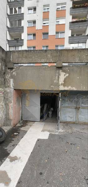 Garáž, Dudvažská ul., Podunajské Biskupice - Garáže na Dudvážskej ulici v Bratislave - Podunajských Biskupiciach, pred bytovým domom.