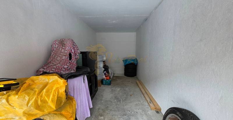 Samostatná garáž Bodvianska, Vrakuňa - Garáže na Bodvianskej ulici vo Vrakuni v Bratislave s uskladnenými predmetmi.