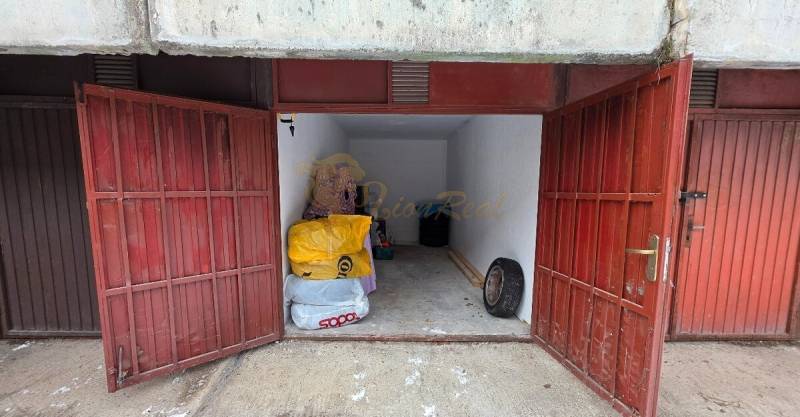 Samostatná garáž Bodvianska, Vrakuňa - Otvorená garáž na Bodvianskej ulici, Bratislava - Vrakuňa, s úložným priestorom a pneumatikami.