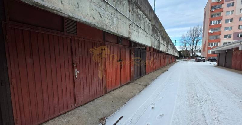 Samostatná garáž Bodvianska, Vrakuňa - Garáže na Bodvianskej ulici v Bratislave-Vrakuni s čerstvým snehom pokrývajúcim cestu.